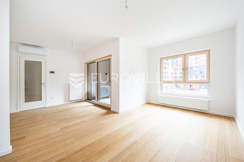 Zagreb, Črnomerec, three-bedroom apartment in a new building of 187 apartments in an excellent location.The apartment is located on the fourth floor and consists of an entrance hall, a hallway with a wardrobe, an open space living room and dining roo...