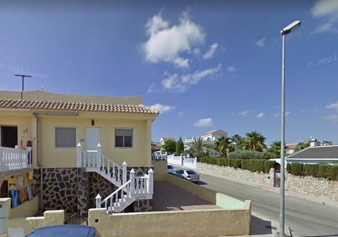Vivienda unifamiliar de dos plantas sobre rasante con garaje. Dispone de 2 dormitorios, un baño, salón, cocina y amplia terraza. El inmueble se encuentra rodeado por viviendas residenciales de similares características. Cuenta con fácil acceso a la c...
