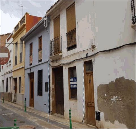 Vivienda en planta baja en una casa de pueblo sita en la localidad de Foios, provincia de Valencia. La vivienda esta distribuida en salón-comedor, 3 dormitorios, baño, cocina, galería, terraza descubierta. El inmueble se encuentra en una zona tranqui...
