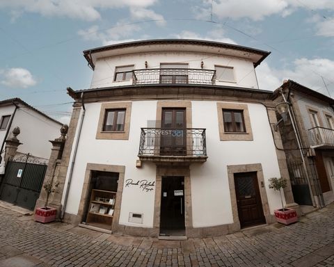 Gebouw met 4 gevels in het centrum van Vila Nova de Cerveira Dit gebouw in horizontaal pand is een unieke kans in het charmante dorpje Vila Nova de Cerveira. Met een bevoorrechte ligging in het hart van het dorp, heeft het de volgende kenmerken: Bega...