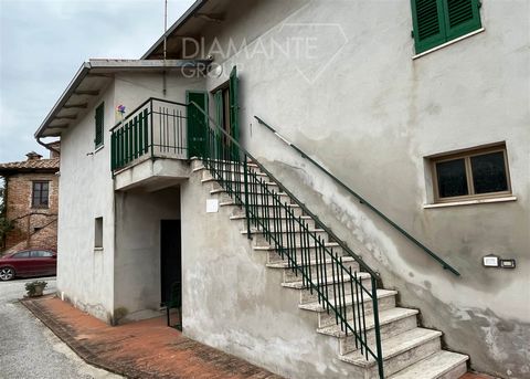 Castiglione del Lago (PG), Loc. Frattavecchia: Casa indipendente su due livelli con al piano primo appartamento di circa 60 mq circa con accesso tramite scala esterna composto da cucina abitabile, soggiorno, camera da letto e bagno con vasca ed a pia...