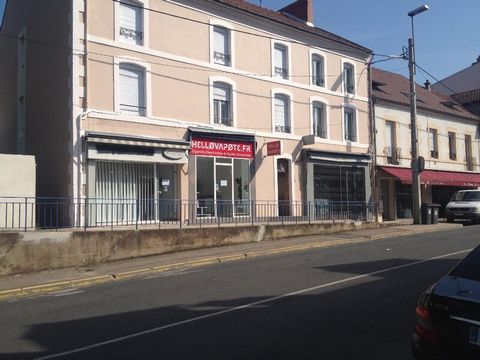 Département de l'Allier : MONTLUCON immeuble de rapport , Gros potentiel taxes foncières 8000 avec la taxe d'ordures ménagères récupérable auprès des locataires . Immeuble entièrement rénovée en 2015 façade y compris .Double vitrage , salle d'eau ave...