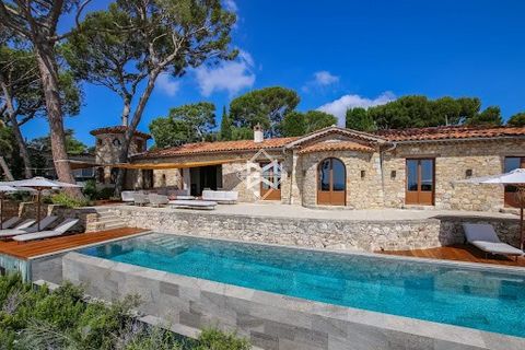 Superb and rare stone bastide-type property of approximately 360 m² on one level, benefiting from a magnificent landscaped park of 3050 m². Large terrace with shaded corners, BBQ, 14 meter infinity pool with panoramic view. Main house of 280 m² consi...