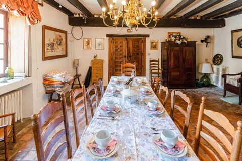 Ce beau château historique est situé en bordure du village du Veurdre. Un chemin vers Saint-Jacques-de-Compostelle traverse le village. Le complexe est situé dans un endroit qui vous offre une paix absolue et une magnifique vue rurale. Le château - c...