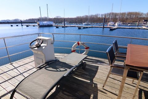 Genieße Sie Ihren Urlaub auf einem Hausboot mit der ganzen Familie oder entschleunigen Sie mit guten Freunden – weit weg von Stress und Alltag. Dieses einladende Hausboot (führerscheinfrei) ist ein schwimmendes Ferienhaus und hat seinen festen, stati...