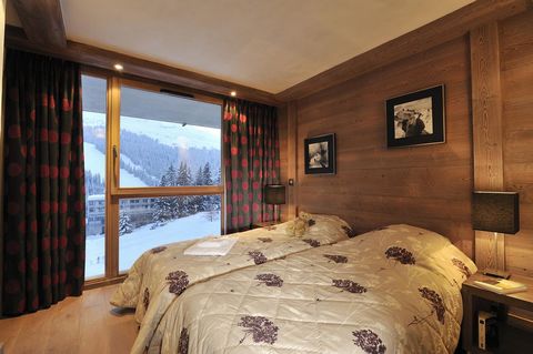 The residence Le Centaure is situated at the foot of the ski slopes, not far away from the ski lifts (at the departure of the Grandes Plaitières cable car) and nearby of all amenities. This residence, composed of 68 apartments (from studio to 4 room-...