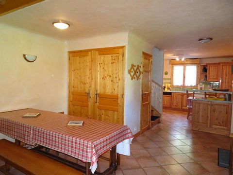 This chalet Soldanelles is located in a very quiet residential area in the ski resort of Champagny La Plagne. 10 minutes (800 m) on foot from the shops and 15 minutes (900 m) for the cable car to Champagny / la Plagne ski area. Small residence with 5...