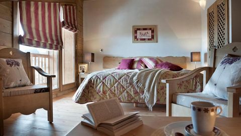 The residence Les Chalets de Jouvence in Les Carroz, is situated at the foot of the Kedeuze cable car. There are 60 apartments in 6 chalets built in a traditional alpine style using local materials such as timber and stone. Most of the properties wil...
