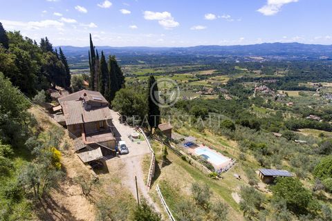 Small property complex with spectacular views of the Valdarno crags with sauna and Jacuzzi in an unspoiled landscape. The hamlet consists of the main house divided into two flats. The larger flat consists of an entrance hall with a large living room ...
