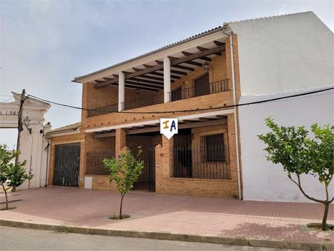 Deze prachtige ruime woning met 5 slaapkamers en 3 badkamers ligt in de stad Humilladero in de provincie Malaga, Andalusië, Spanje, dicht bij alle lokale voorzieningen en met uitzicht over de stad en de omliggende bergen en het platteland. Het pand h...