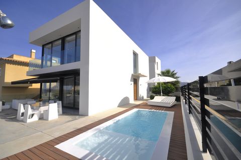 Impresionante casa moderna para 6 personas, con piscina privada, situada cerca del mar en Son Serra de Marina. Cada plan imaginable encuentra su expresión perfecta en esta casa de dos pisos con un diseño de ensueño. Imagínese saboreando las olas del ...