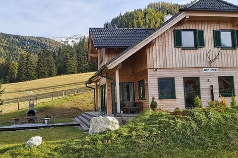 Ten luksusowy wolnostojący domek dla maksymalnie 8 osób znajduje się w Hohentauern/Styria i znajduje się bezpośrednio na stoku obok stoku narciarskiego ze zjazdem na nartach. Oferuje również wspaniały widok na otaczający górski krajobraz. Drewniany d...