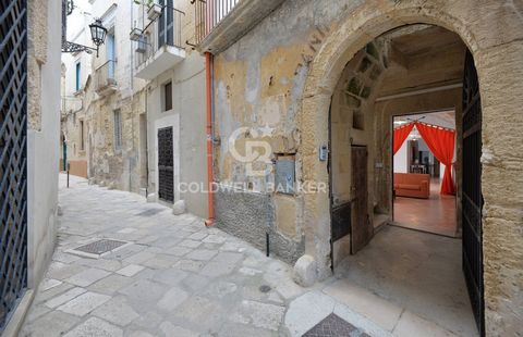 LECCE Nel suggestivo centro storico di Lecce, abbiamo il piacere di proporre in vendita locale artigianale accatastato come C/3, di circa 116 mq al piano terra. L'immobile del 1400, è posto su un unico livello ed è composto da ampie stanze abbellite ...