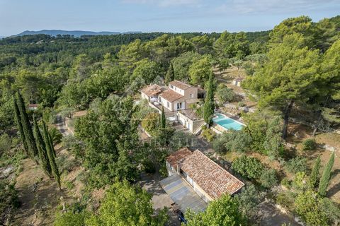 In a bucolic and enchanting setting, this charming property consists of an old 19th century part with 2 recent extensions for a total of approximately 300 sqm, a charming mazet to be renovated and a shed that can be converted. It benefits from superb...
