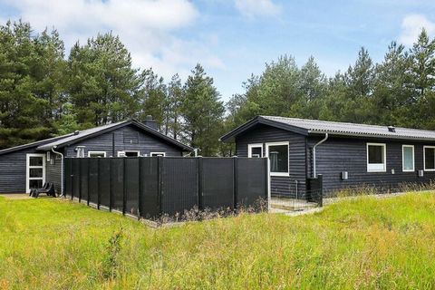 Esta cabaña luminosa y poco tradicional con baño al aire libre y muchos detalles interesantes consta de dos edificios y, por lo tanto, es perfecta para una familia numerosa o dos parejas de amigos. La cabaña está muy bien amueblada con dos habitacion...