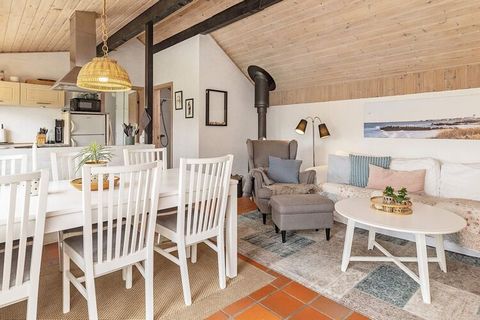 Uroczy domek położony w przytulnej okolicy domków Sønderklit przy Lyngså Strand. Domek jest idealny zarówno dla rodzin z dziećmi jak i par, które chcą odpocząć. Dom wyposażony jest w ładną kuchnię, jadalnię i salon z pompą ciepła, piecem na drewno i ...