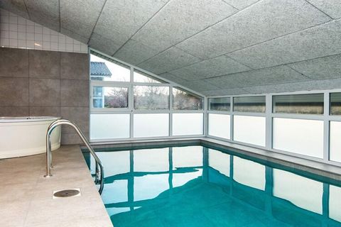 Non loin de Lyngsbæk Strand se trouve ce grand cottage, qui contient tout ce dont vous avez besoin pour passer de bonnes vacances. Il y a une grande piscine, un bain à remous et un sauna. Depuis le salon, vous pouvez garder un œil sur la piscine, car...