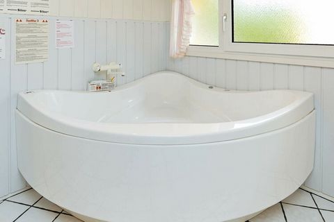 Casa vacanze situata su un ca. 1200 m & # 178; grande appezzamento naturale in una delle zone di case vacanza più famose di Langeland. Il bagno ha una vasca idromassaggio per 2 persone e una buona sauna. La casa è ben arredata con 4 buone camere da l...
