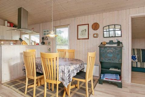 Hell und wohnlich ausgestattetes Ferienhaus mit Sauna im Bad. Liegt in einem attraktiven Ferienhausgebiet, am Ortsrand von Lønstrup. Im Innenbereich gibt es einen offenen Küchen-/Wohnbereich für das Familienleben, mit Holzofen für kühlere und direkte...