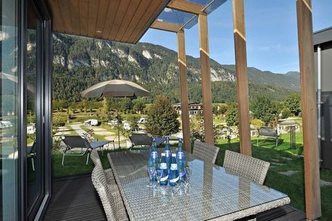 Ontspan in het Panorama Chalet op Camping Seeblick Toni. Het chalet heeft een tuin en een panoramisch uitzicht op de Tiroolse bergen. Een grote centrale woonkamer biedt ruimte voor jou en je gezin en de moderne, volledig uitgeruste keuken kan gebruik...