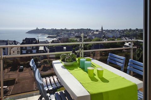 From the balcony and the living room of this original and colorfully furnished apartment you have a fantastic view of the sea and the coast of Goëlo. The apartment is on the fourth and last floor of a well-kept residence, only 400 m from the first sa...