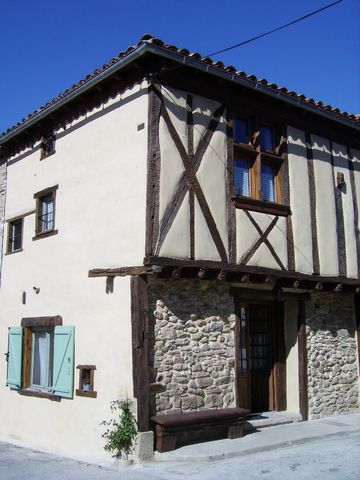 Located in a peaceful village between Limoux and Mirepoix, very interesting little real estate complex! The main house with half-timbering walls, dates from the 13th century and has been completely renovated, keeping many of the original elements and...