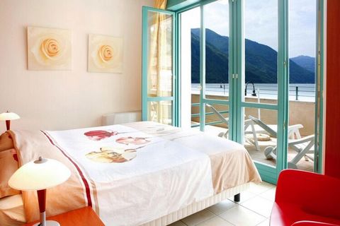 Cet appartement d'une chambre est idéal pour des séjours familiaux détendus et offre une atmosphère de vacances détendue au bord du lac de Lugano pour 4 personnes. À l'intérieur, l'appartement dispose d'un salon décloisonné moderne et d'une cuisine b...