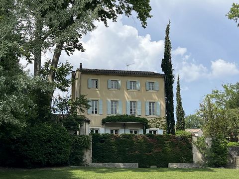 This 18th-century Bastide of character is set in an idyllic location in Cadenet, close to some of the most beautiful villages in the Luberon (Cucuron, Lourmarin, Vaugines, Ansouis...). The 2-hectare estate comprises the main Bastide (approx. 470m²) f...