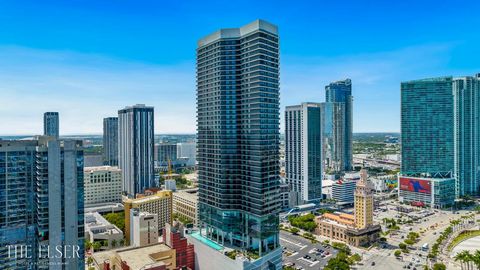 Studios y residencias de 1, 2 y 3 recámaras totalmente amoblados Techos con una altura de 9’2” (2.8 m) y ventanas de piso a techo Balcones con vistas magníficas de la Bahía Biscayne y el horizonte de la ciudad de Miami Pisos de cerámica en toda la re...