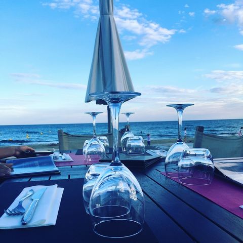 Facing the sea and open all year round, this restaurant on our beautiful vermilion coast offers fish and shellfish specialties with local products. The room, which seats about thirty people inside and about forty on two terraces in the shade and faci...