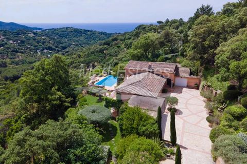 Discover a true paradise in this lovely Provencal villa with a sea view, located in a quiet location in La Croix Valmer. This ultra-charming villa offers 4 bedrooms, a beautiful landscaped garden, large swimming pool, jacuzzi, summer kitchen, 