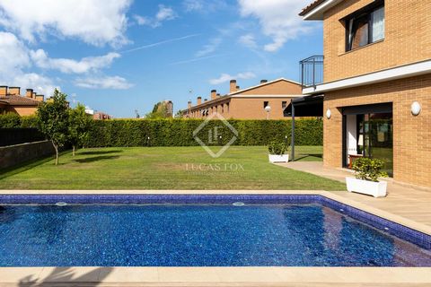 This fabulous property is located in El Pla del Avellà, in Cabrera de Mar, in a quiet area just a few minutes' walk from the beach and amenities, both by train and by highway. Cabrera de Mar is a town on the Maresme coast that consists of sea and mou...