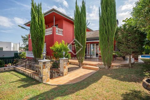 Located in Palau, a prime area of the city of Girona, this magnificent villa unfolds across a sprawling area of 309 square metres, settled comfortably on a generous 719 square metre plot. The property greets visitors with a spacious three-car garage,...
