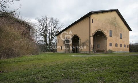 Cognitive At the gates of Modena, there is a country farmhouse dating back to the 1700s, to be largely restored but which perfectly suggests what it could be like to live in such a place, convenient to the services of the city but away from its traff...