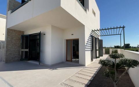 Exclusive villas in Daya Nueva, Costa Blanca Independent and semi-detached houses of new construction in Daya Nueva. Living room with fireplace and open kitchen, 3 bedrooms and 3 bathrooms, 1 toilet, terraces, private pool and community pool. Nueva D...