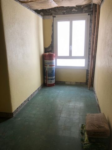 Apartment to renovate in the center of the village. This apartment is very well located, in a street accessible by car. It is on one level on the ground floor. It consists of a kitchen, a living room, a bedroom, a bathroom with toilet and a cellar. T...