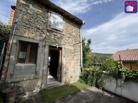 VILLAGE HOUSE Charming Type 3 stone village house with small courtyard of 16 m², adjoining on one side. Ideal for a first purchase or a rental investment. Roof in very good condition. Come and discover this charming village house as it represents an ...