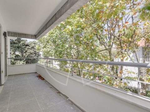 Ausgezeichnete 3+1-Zimmer-Wohnung mit Zwischengeschoss im Zentrum von Carcavelos. Die Wohnung setzt sich wie folgt zusammen: -Eingangshalle - Wohnzimmer 40 m² mit Zugang zu einem Balkon - Büro 14 m² - Treppe, die zu einem 60 m² großen Zwischengeschos...