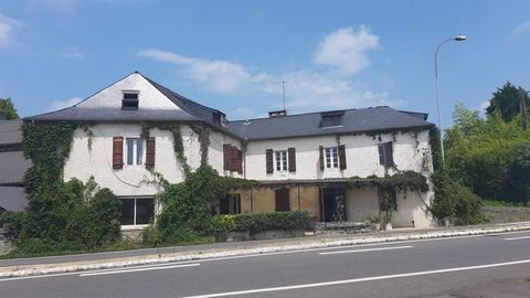Offering multiple options for development this former restaurant/bar has two more levels of accommodation above so plenty of rooms for family and friends, guests or clients. The geographical situation is high profile, between the historic towns of Pa...