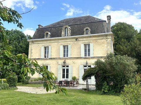 Magnificent 19th century manor house set in a dominant position in the heart of the vineyards, with swimming pool and outbuildings. Let yourself be seduced by this magnificent property located 30 minutes from Saint-Emilion and less than 1 hour from B...