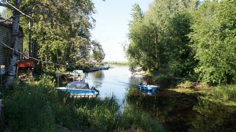 Lot number 18605 First line to the Gulf of Finland, in the Lomonosov district village. Lebyazhe Rent a short term vacation home. The house is divided into 4 equal parts, each with separate entrance. In room kitchen, bathroom with shower and bathroom,...