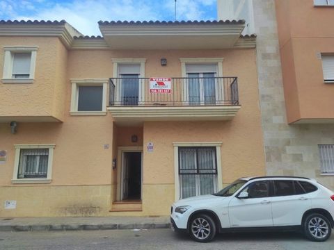 Grupo Immosol presents this duplex in excellent condition in Almoradí, in the Ambulatory area. The house has two floors: On the first floor has a garage, living room with fireplace, a large kitchen and a toilet. On the upper floor, the house has 3 be...