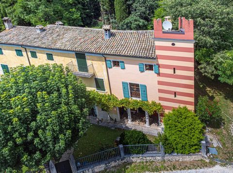 This portion of the early twentieth century rustic has the characteristics to make it the ideal residence. Surrounded by greenery and the tranquility of nature and strategically located just a few kilometers from the picturesque Lake Garda, it will a...