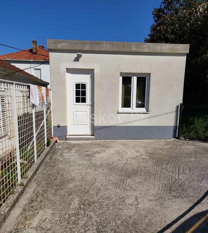 Dubrovnik, Gruž, detached house (ground floor house) of 107m2 with a separate apartment of 25m2, on a plot of 515m2. The house consists of a ground floor with 4 bedrooms, a living room, a kitchen, a pantry, a bathroom and a toilet. Garden A 25 m2 gar...