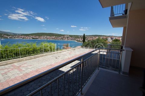 Čiovo, Okrug Gornji, Wohnung von 55m2 mit einer Terrasse von 10m2 im ersten Stock eines kleineren Gebäudes. Die Wohnung ist voll möbliert, klimatisiert und besteht aus einem Wohnzimmer mit Glaswand und Aussicht, einem Esszimmer, einer Küche, einem Sc...