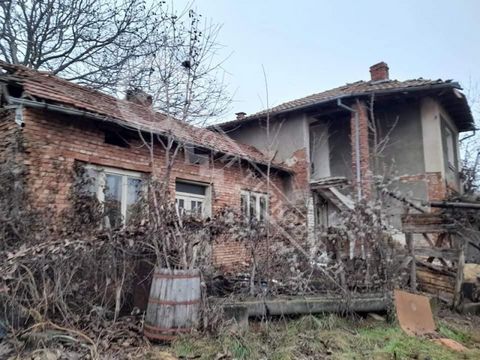 Imoti Tarnovgrad bietet Ihnen ein Haus im Dorf Damyanovo. Die angebotene Immobilie besteht aus einem Haupthaus mit einer Fläche von 65 m², verteilt auf fünf Zimmer, einem zusätzlichen Nebengebäude von 43 m². Der Hof hat eine Fläche von 1460 m². mit a...