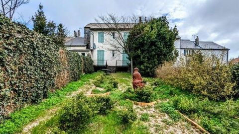 Located in the town of Fonties Cabardès, the house is located in the village. Intimate south-facing garden. the 210m² are distributed as follows: Ground floor: summer kitchen 1st floor: dining room, kitchen and living rooms, one of which opens onto t...