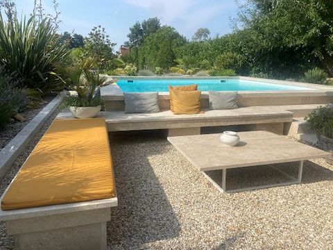 SOUTH of TOURS BOURGEOISE RESIDENCE PARK 3,300 m² SWIMMING POOL PARKING This elegant residence is located 2km from Saint Avertin where you will discover a very commercial and picturesque village, the true pleasure of a village. In the center of a 3,3...