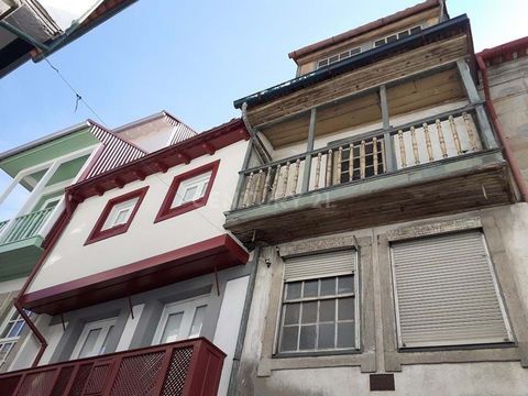 4-storey building, stone structure and balcony. The top floor has windows on 3 fronts. It has had some improvement works, but it awaits a restoration designed in a mini-milist logic to live in or as an investment for the normal rental or tourist mark...