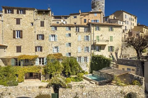 This great stone townhouse of approx. 230m2 is part of the local village of Chateauneuf and is presented as a typical 3 floor stone-property located amongst the village-houses in Chateauneuf de Grasse. A charming garden of around 250m² with sunny ter...